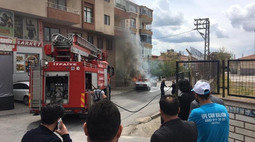Seyir halindeki araç alev aldı