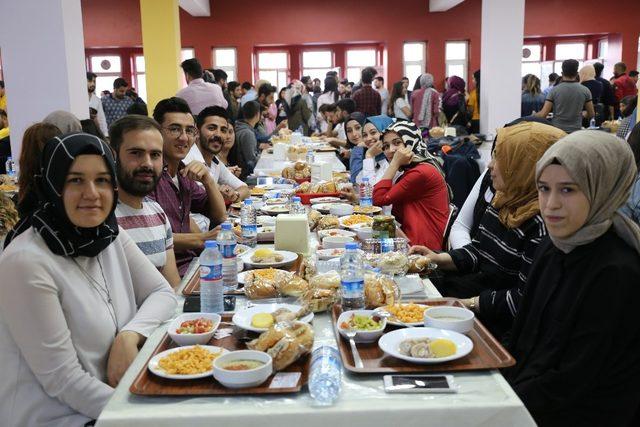 Üniversite öğrencilerine ücretsiz iftar