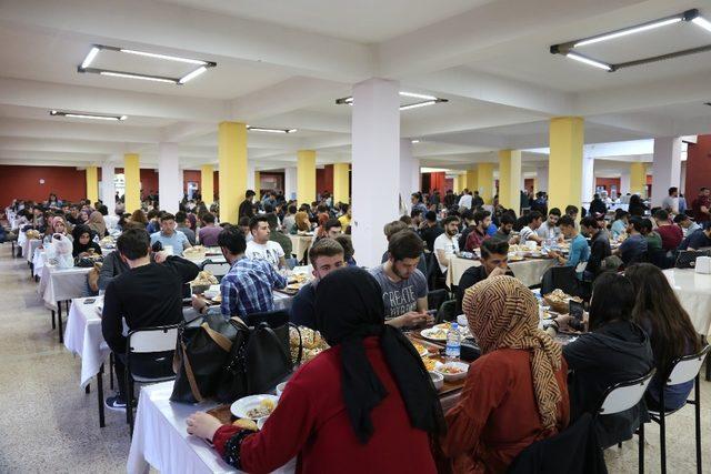 Üniversite öğrencilerine ücretsiz iftar