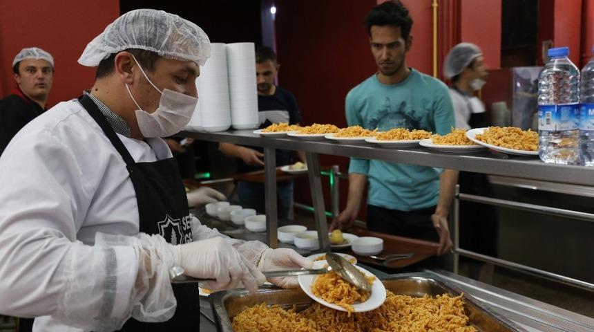 &Uuml;niversite &ouml;ğrencilerine &uuml;cretsiz iftar