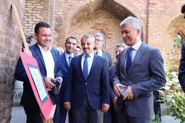 Kırmızı Medrese’de resim sergisi açıldı