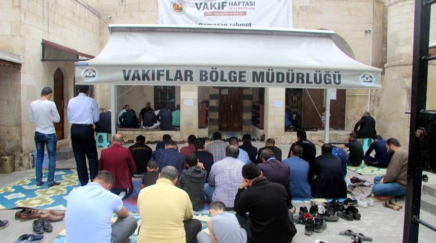 Ramazanın ilk Cuma namazında cemaat camilere sığmadı