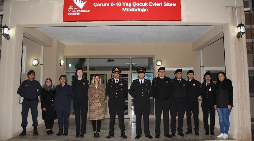 Sevgi evlerinde kalan &ccedil;ocuklara Jandarma sevgisi