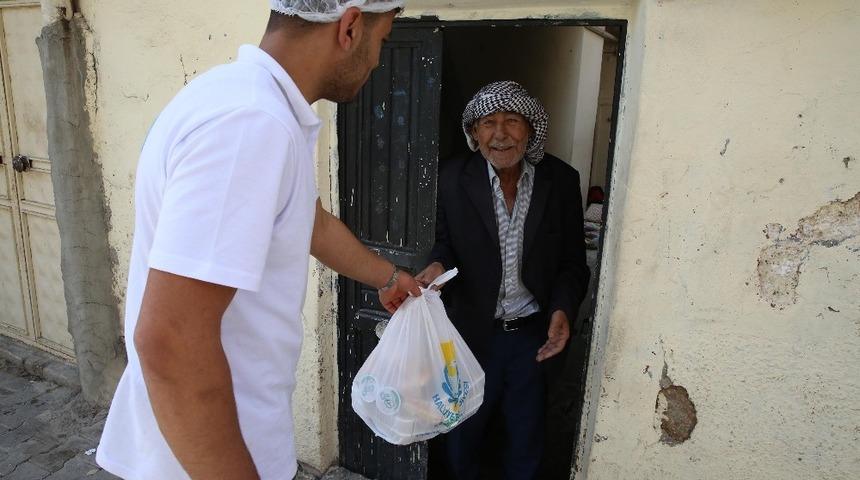 Haliliye&rsquo;de evlere iftar hizmeti veriliyor