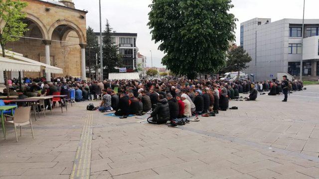 Düzceliler Ramazanın ilk cuması camileri doldurdu