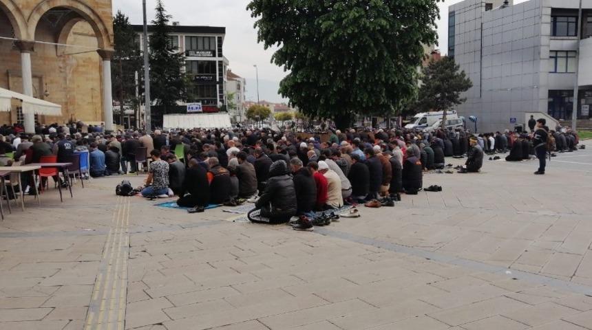 D&uuml;zceliler Ramazanın ilk cuması camileri doldurdu