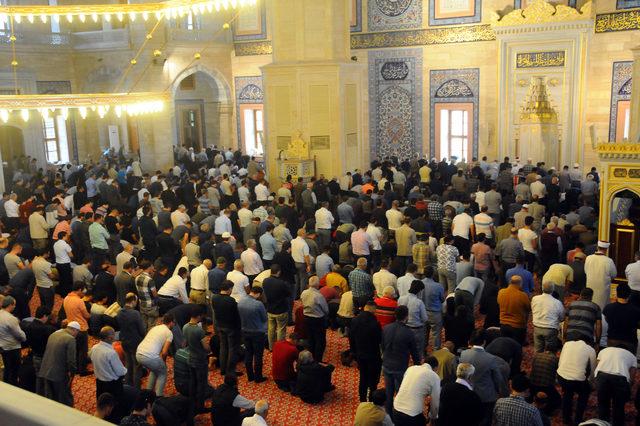 Adana'da ramazanın ilk cuma namazında camiler doldu