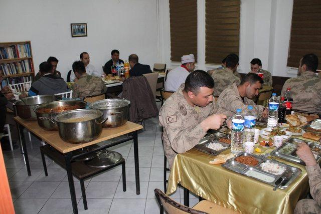 Kaymakam Polat Mehmetçikle iftar yaptı