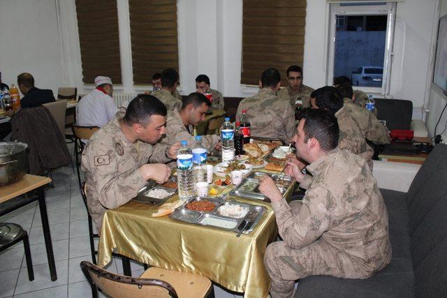 Kaymakam Polat Mehmetçikle iftar yaptı