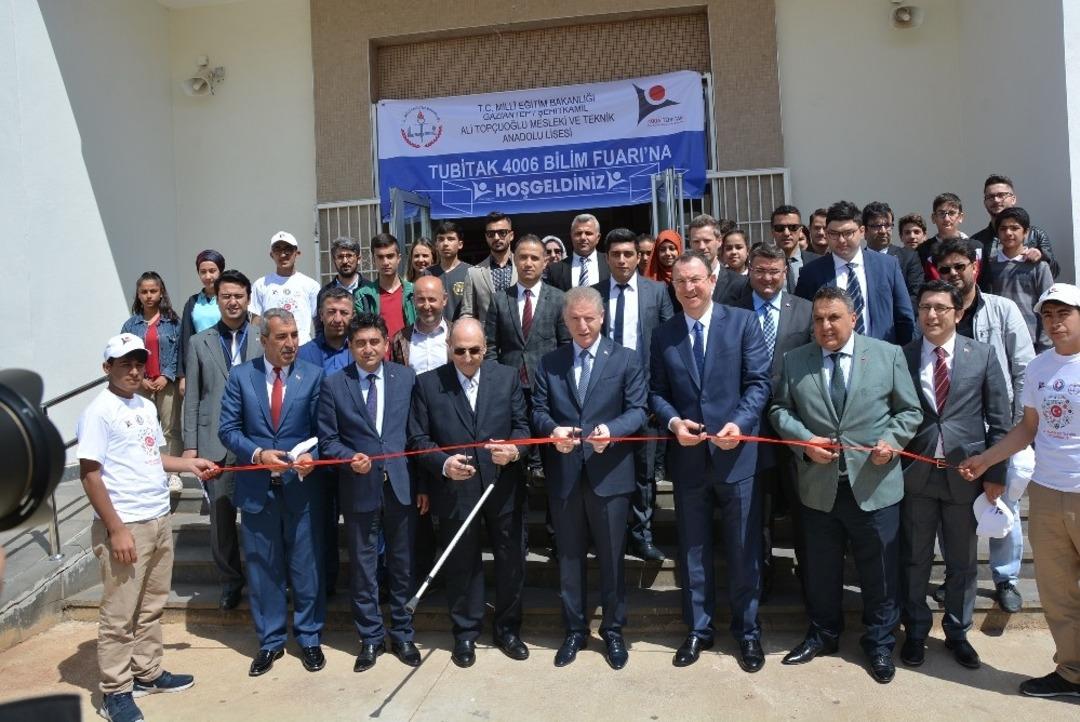 Gen&ccedil; otomotivciler projelerini sergiledi