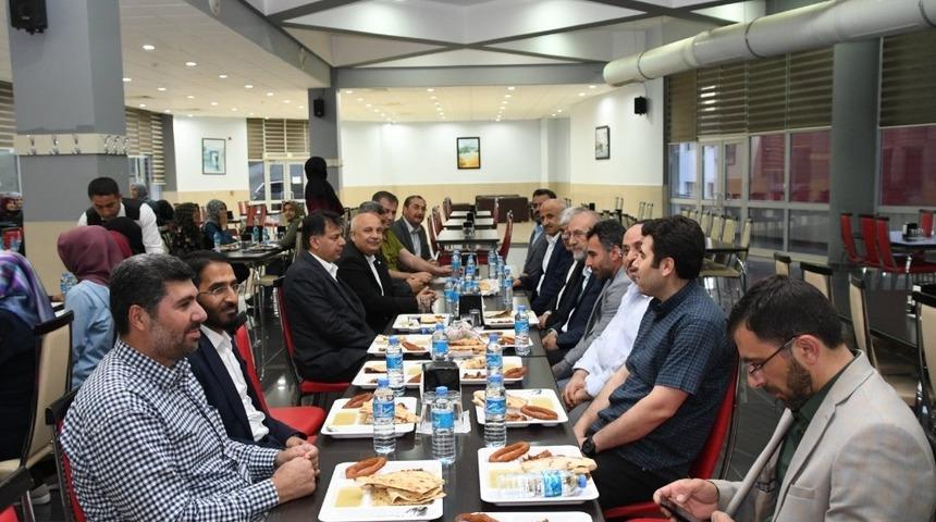 Rekt&ouml;r G&ouml;n&uuml;ll&uuml; &ouml;ğrencilerle iftar yaptı
