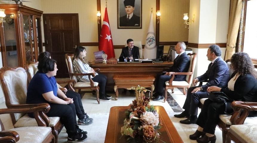 Engelli bireylerden Vali Arslantaş&rsquo;a ziyaret