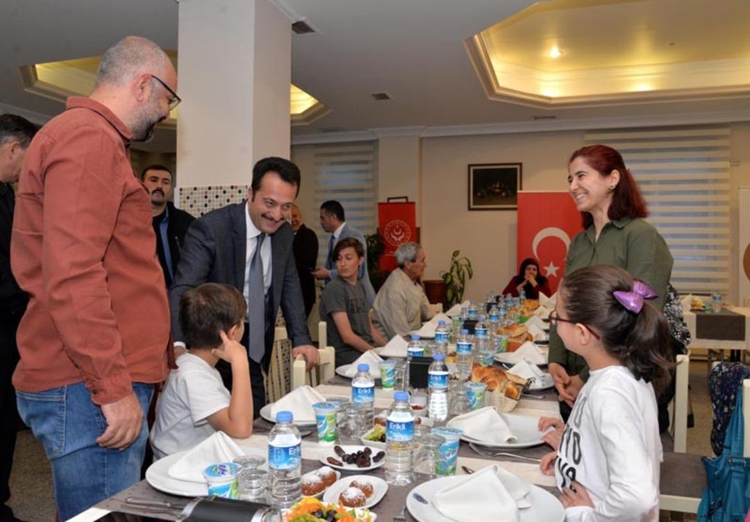 Vali Şent&uuml;rk koruyucu aileler ile iftarda buluştu