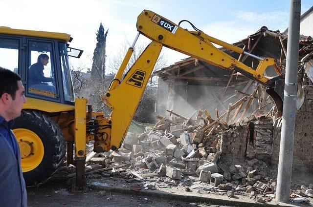 Karacabey Belediyesi metruk binaların yıkımı için düğmeye bastı