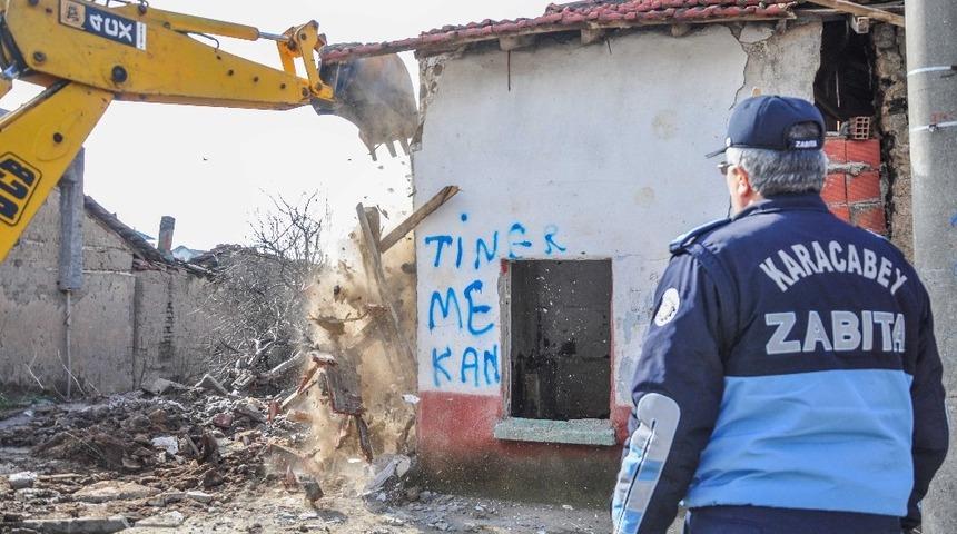 Karacabey Belediyesi metruk binaların yıkımı i&ccedil;in d&uuml;ğmeye bastı