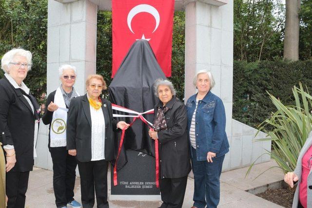 Anneler Derneği Zübeyde Hanım’ın büstünü yeniledi