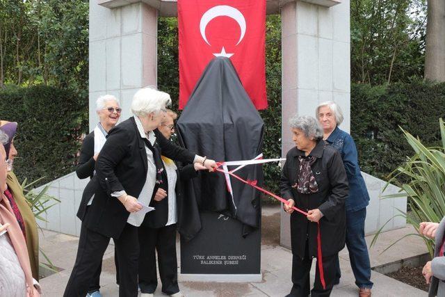 Anneler Derneği Zübeyde Hanım’ın büstünü yeniledi