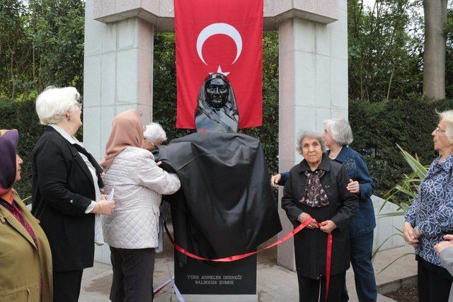 Anneler Derneği Zübeyde Hanım’ın büstünü yeniledi