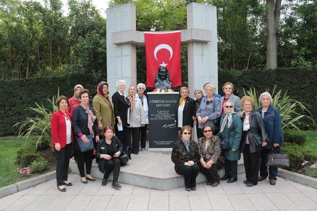 Anneler Derneği Zübeyde Hanım’ın büstünü yeniledi