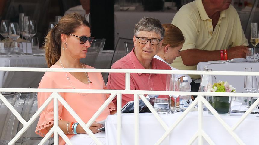 Bill Gates&rsquo;in eşi a&ccedil;ıkladı: Başarılı ve g&uuml;&ccedil;l&uuml; evliliğin sırrı bulaşıkları d&ouml;n&uuml;ş&uuml;ml&uuml; yıkamak!