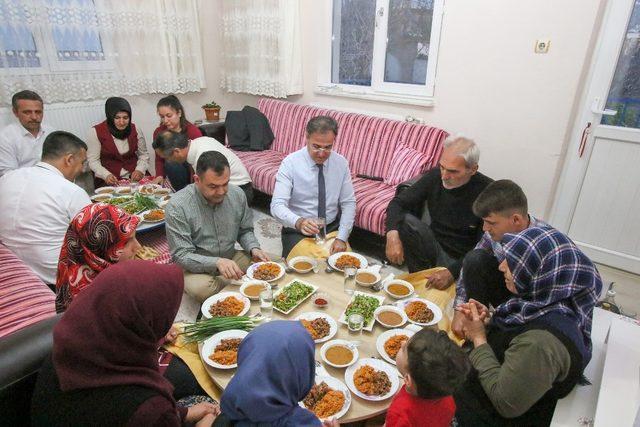 Kaymakam Sezen ve Başkan Özdoğan iftarını görsel ailesi ile açtı