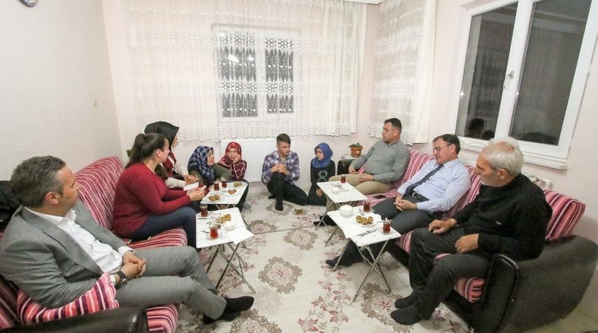 Kaymakam Sezen ve Başkan Özdoğan iftarını görsel ailesi ile açtı