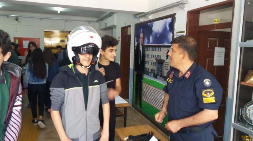 Jandarma &ouml;ğrencileri bilgilendirdi