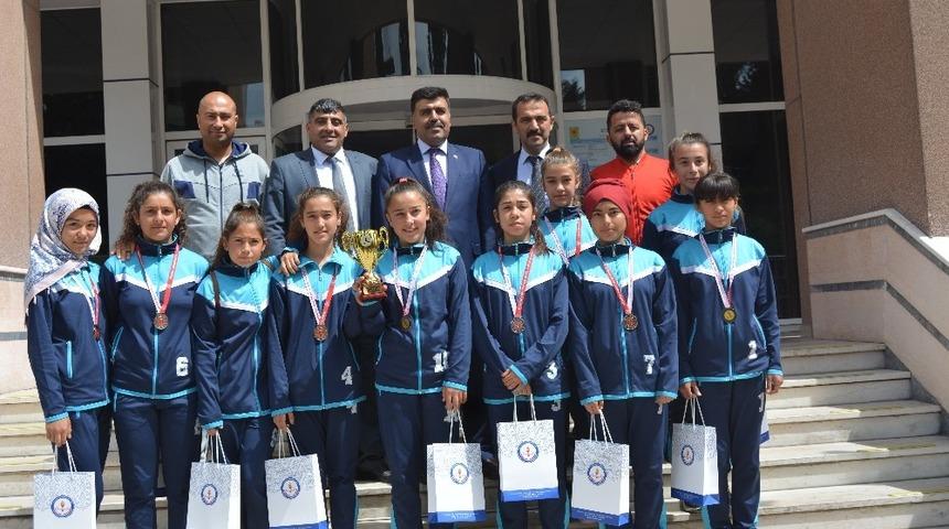 Yıldız Kızlar kupalarıyla ziyarete geldi