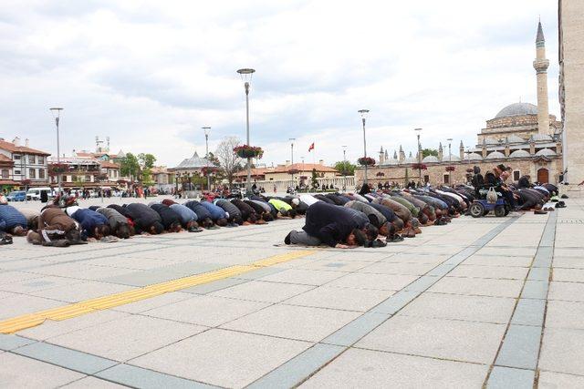 Konya’da Ramazan’ın ilk cuma namazında camiler doldu taştı