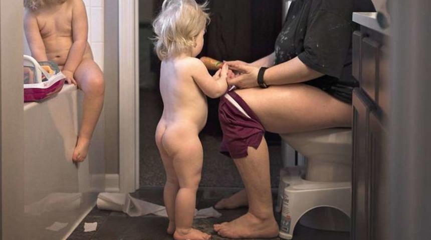 Annelik bazen tuvalete birlikte gitmek, bazen de yemek yaparken emzirmektir