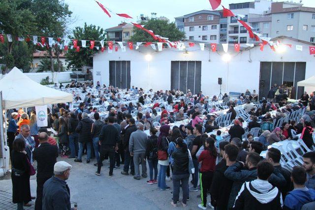 Söke Belediyesinin iftar sofrasına yoğun ilgi 2
