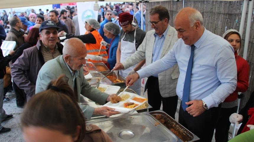 S&ouml;ke Belediyesinin iftar sofrasına yoğun ilgi