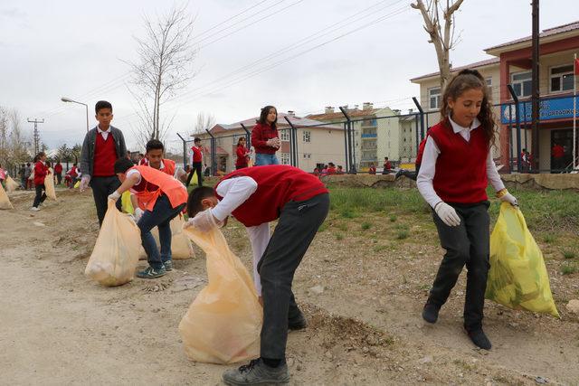 Yüksekova'da öğrenciler daha temiz çevre için çöp topladı