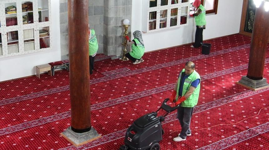 Büyükşehir’den camilere Ramazan temizliği