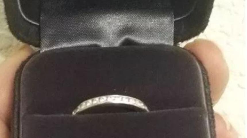 B&ouml;ylesi de g&ouml;r&uuml;lmedi! Pahalı nişan y&uuml;z&uuml;ğ&uuml; yerine bakın eşinden ne istedi