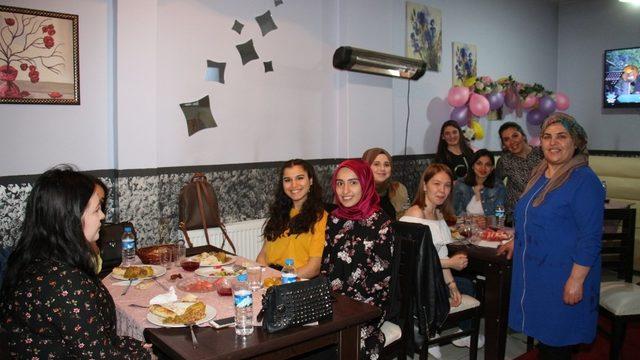 İftar sofrasında öğrencilere anne oldu