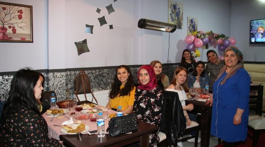 İftar sofrasında &ouml;ğrencilere anne oldu