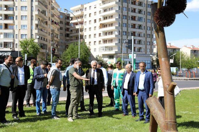 Sanat etölyesinde üretilen ürünler kavşaklara yerleştirildi