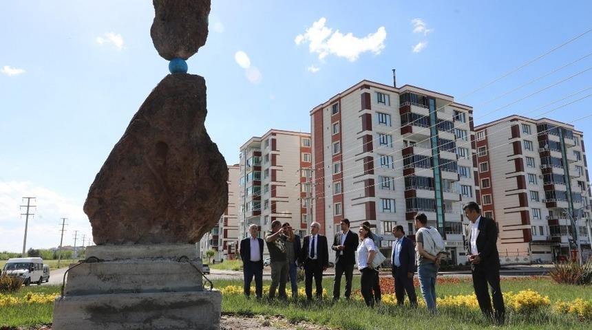 Sanat et&ouml;lyesinde &uuml;retilen &uuml;r&uuml;nler kavşaklara yerleştirildi