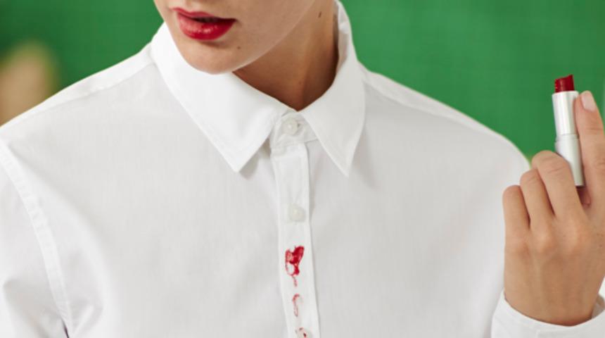 İnat&ccedil;ı ruj lekelerini &ccedil;ıkarmanın 3 kolay yolu