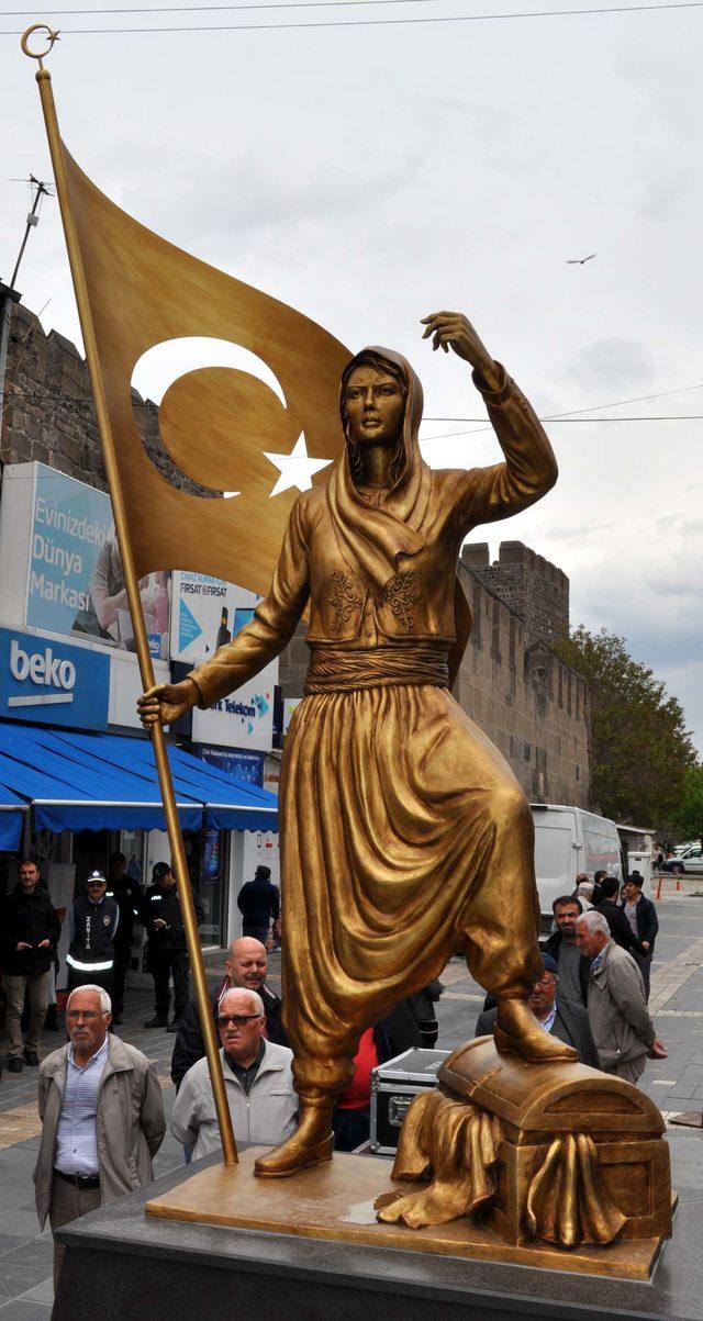 Kayseri'de yenilenen kadın heykeli için tören