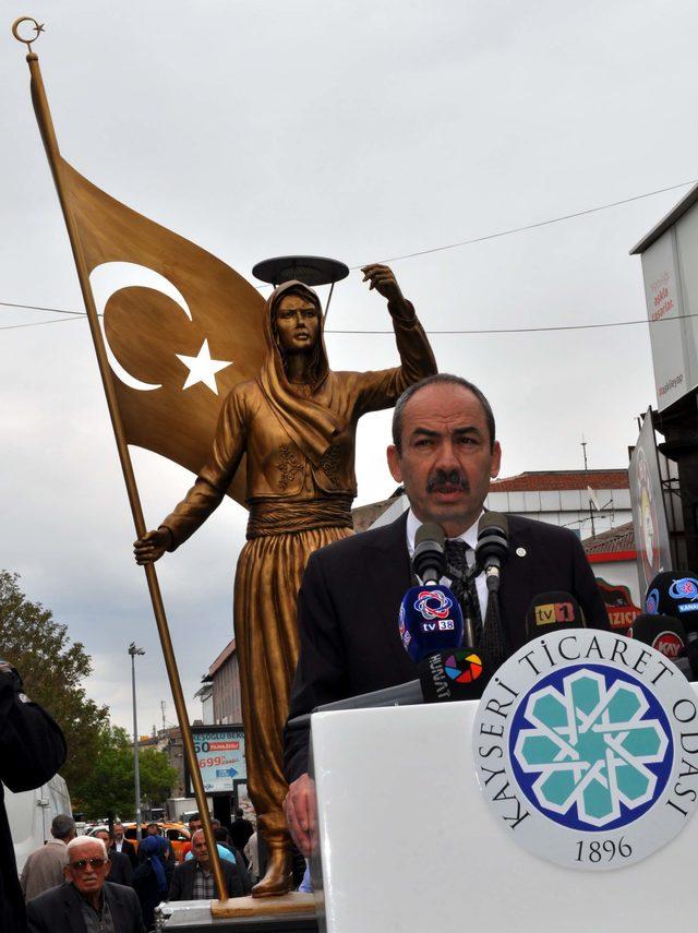 Kayseri'de yenilenen kadın heykeli için tören