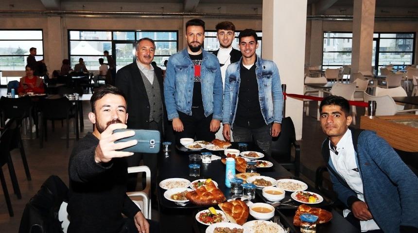 Aİ&Ccedil;&Uuml;&rsquo;nde İlk Defa İftar &Ccedil;adırı A&ccedil;ıldı