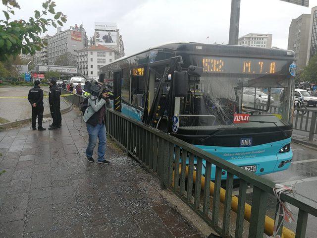 Ankara'da özel halk otobüsü, bariyerlere çarptı: 10 yaralı