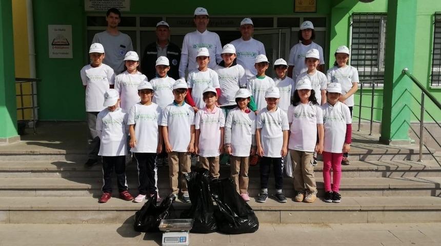 Biga&rsquo;da &ouml;ğrenciler topladıkları atık pilleri Belediyeye teslim etti