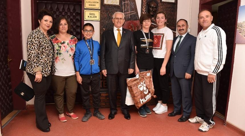 Denizlili &ouml;ğrenciler y&uuml;zme yarışmasından madalyalarla d&ouml;nd&uuml;