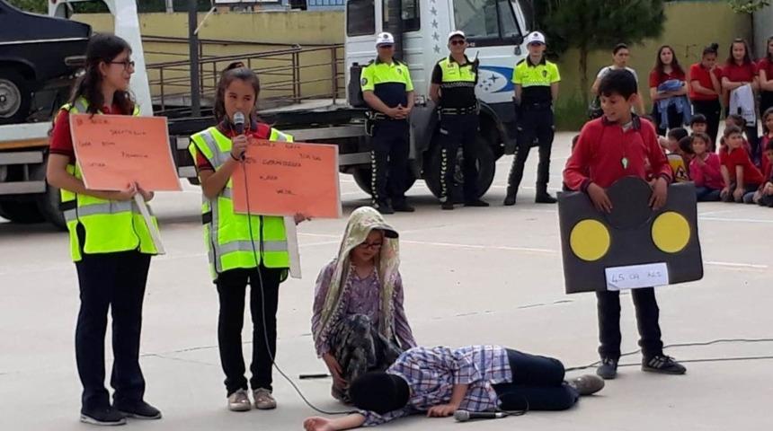 &Ouml;ğrenciler trafik kurallarını drama ile &ouml;ğrendi