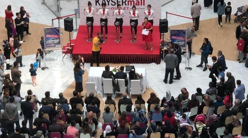 KAYSERmall Outlet m&uuml;şterisine araba kazandırdı