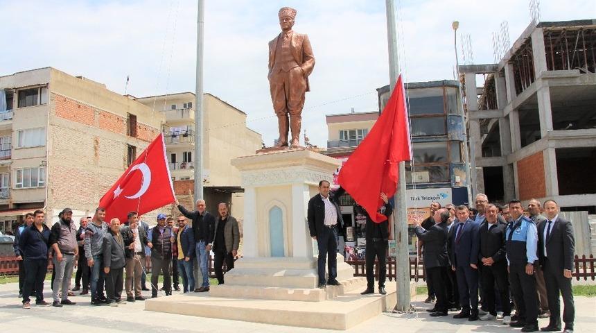 Germencik Kent Meydanı bayraklarla canlandı
