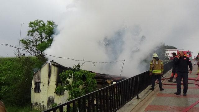 Tuzla'da kullanılmayan binada yangın